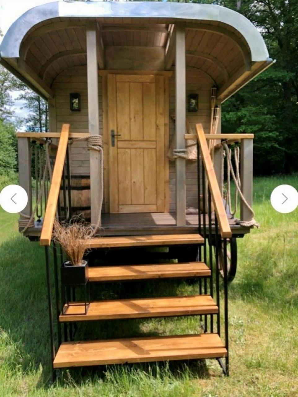 Entspannung Im Zirkuswagen: Aussergewoehnliche Und Liebevoll Eingerichtete Glamping-unterkunft Im Gruenen Luxuszelt