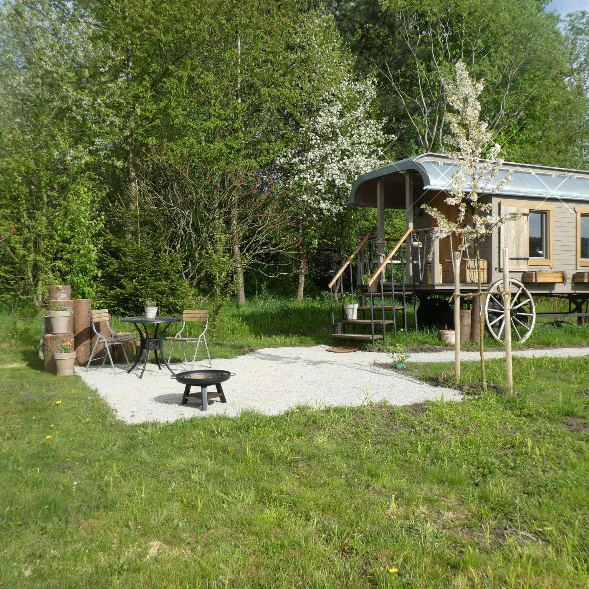 Entspannung Im Zirkuswagen: Aussergewoehnliche Und Liebevoll Eingerichtete Glamping-unterkunft Im Gruenen Luxuszelt Geigant