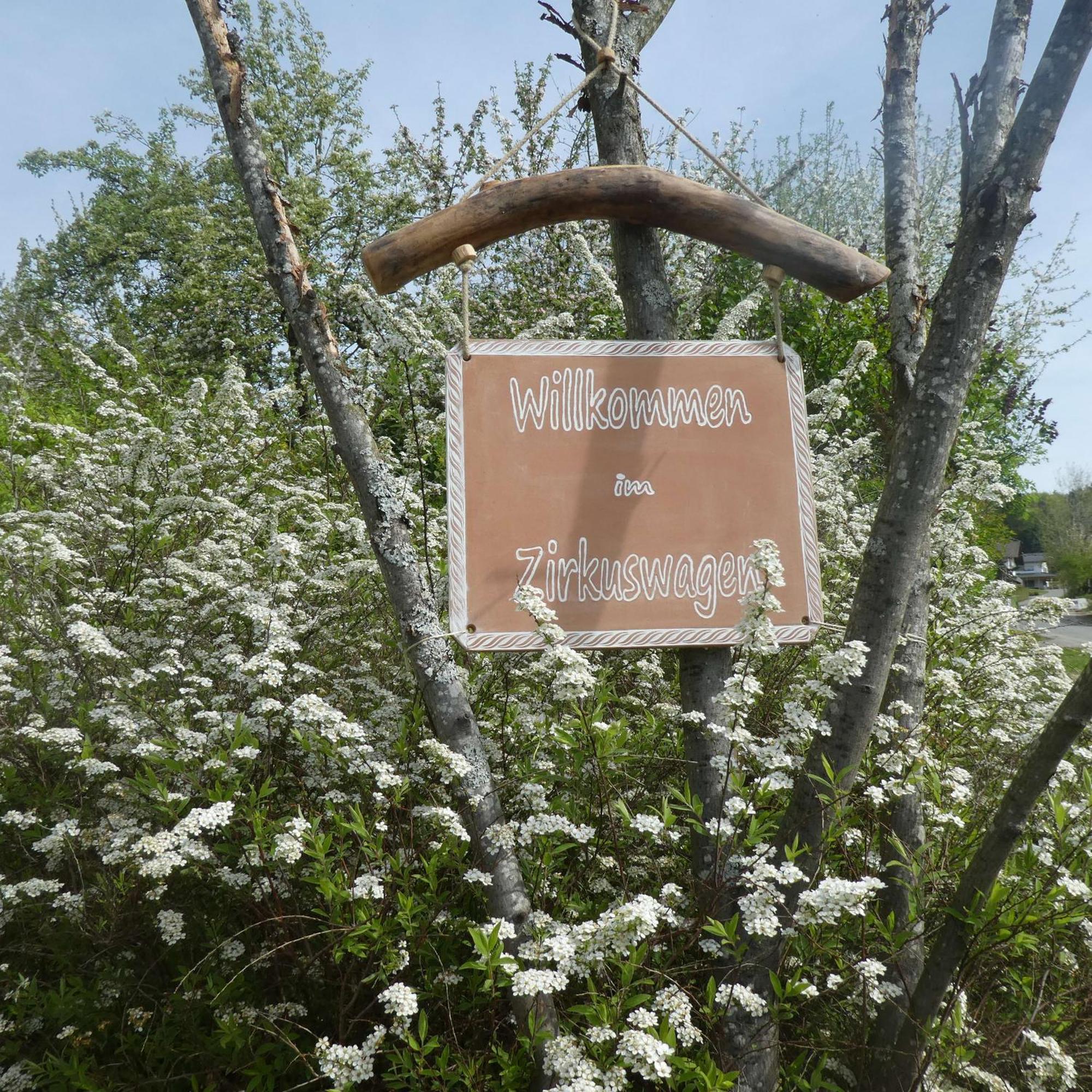 Entspannung Im Zirkuswagen: Aussergewoehnliche Und Liebevoll Eingerichtete Glamping-unterkunft Im Gruenen Luxuszelt